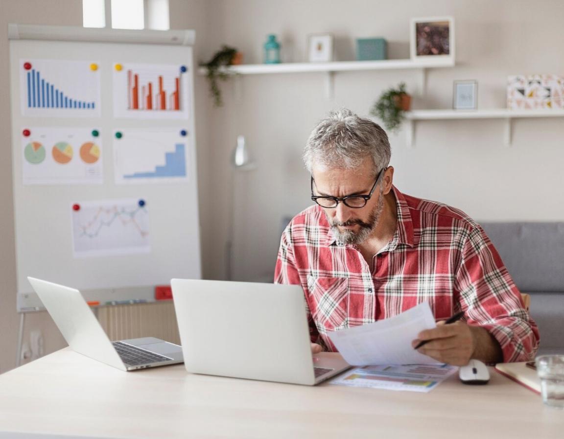 Затишний йога-простір з природним освітленням та мінімалістичним дизайном